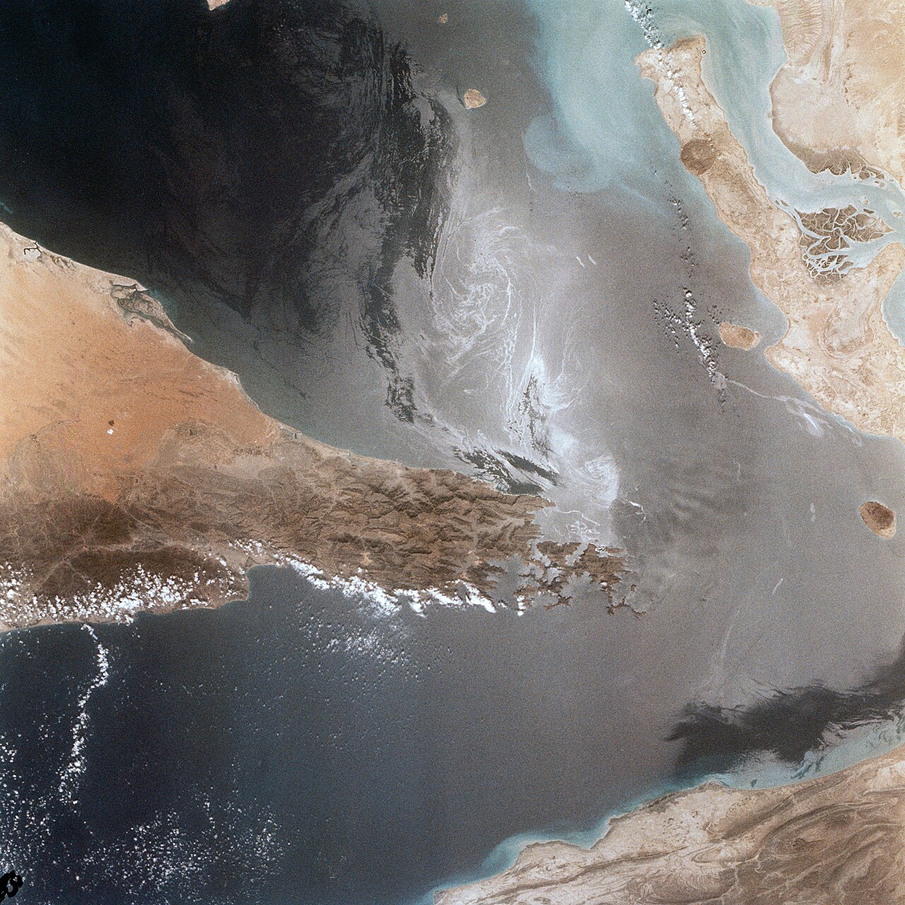 Iran anunta redeschiderea Stramtorii Hormuz in cazul unui acord de incetare a focului