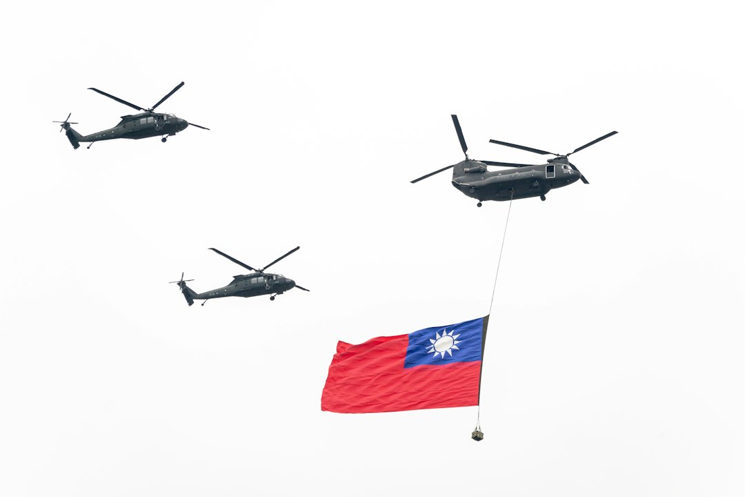 Elicoptere militare zboară deasupra drapelului Taiwanului